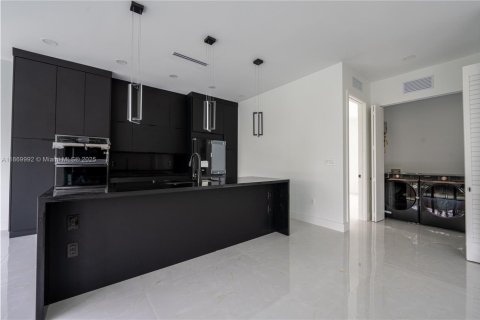 House in Miami, Florida 4 bedrooms № 1924563 - photo 11