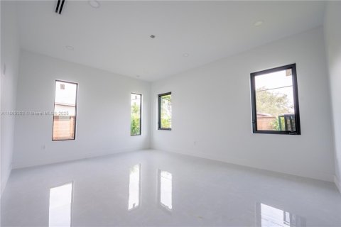 House in Miami, Florida 4 bedrooms № 1924563 - photo 15