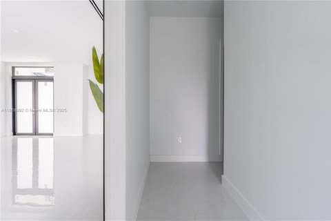 House in Miami, Florida 4 bedrooms № 1924563 - photo 20