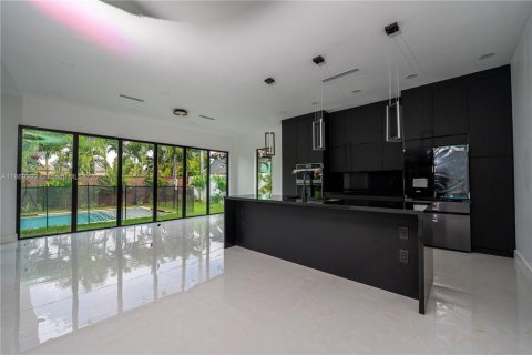 House in Miami, Florida 4 bedrooms № 1924563 - photo 10
