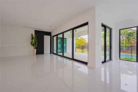 House in Miami, Florida 4 bedrooms № 1924563 - photo 4