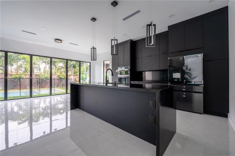 House in Miami, Florida 4 bedrooms № 1924563 - photo 6