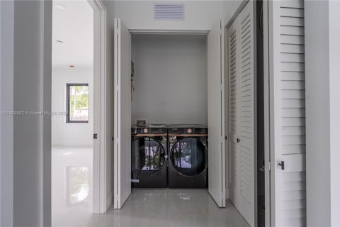 House in Miami, Florida 4 bedrooms № 1924563 - photo 12
