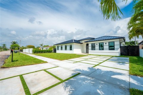 House in Miami, Florida 4 bedrooms № 1924563 - photo 3