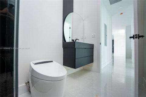 House in Miami, Florida 4 bedrooms № 1924563 - photo 30