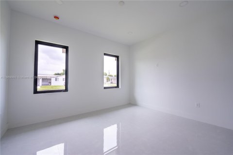 House in Miami, Florida 4 bedrooms № 1924563 - photo 26