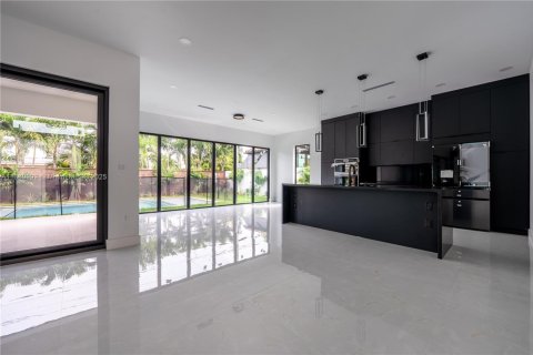 House in Miami, Florida 4 bedrooms № 1924563 - photo 5