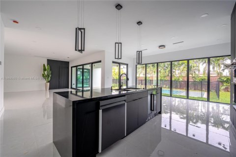 House in Miami, Florida 4 bedrooms № 1924563 - photo 9