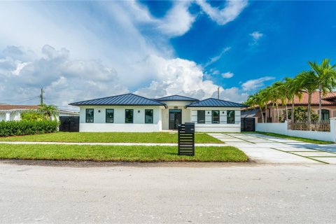 House in Miami, Florida 4 bedrooms № 1924563 - photo 1