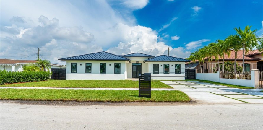 House in Miami, Florida 4 bedrooms № 1924563