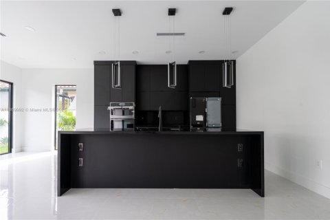 House in Miami, Florida 4 bedrooms № 1924563 - photo 7
