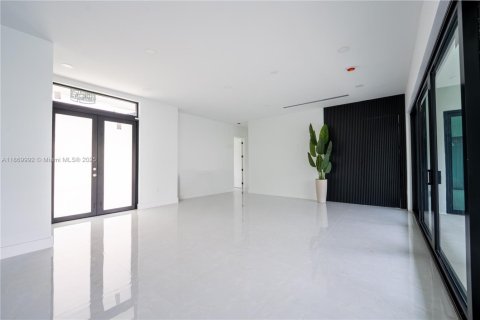 House in Miami, Florida 4 bedrooms № 1924563 - photo 21