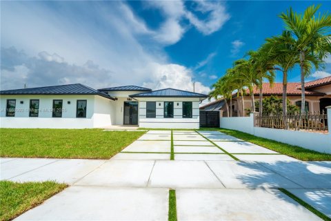House in Miami, Florida 4 bedrooms № 1924563 - photo 2
