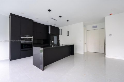 House in Miami, Florida 4 bedrooms № 1924563 - photo 8