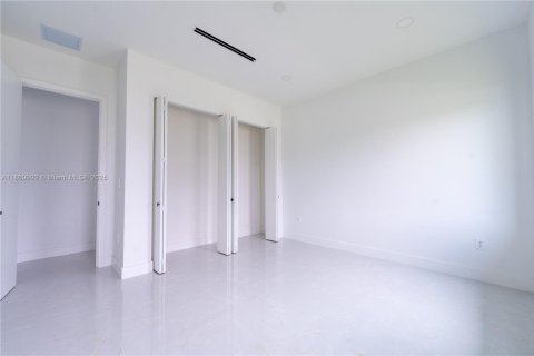 House in Miami, Florida 4 bedrooms № 1924563 - photo 25