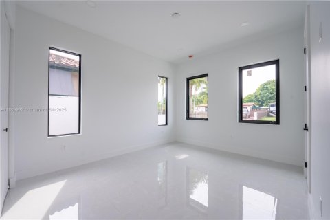 House in Miami, Florida 4 bedrooms № 1924563 - photo 22