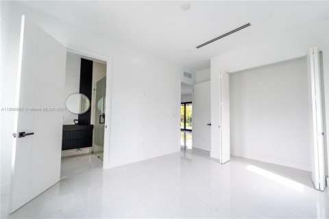 House in Miami, Florida 4 bedrooms № 1924563 - photo 23