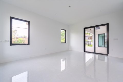 House in Miami, Florida 4 bedrooms № 1924563 - photo 16