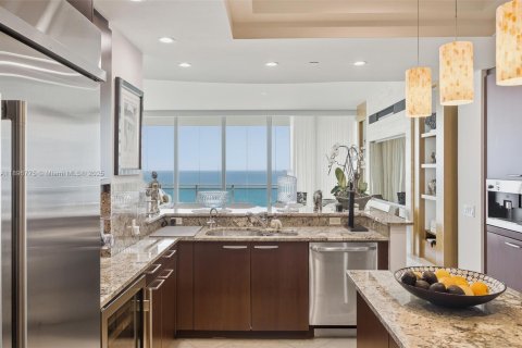 Купить кондоминиум в Бэл-Харбор, Флорида 3 спальни, 305.56м2, № 1949719 - фото 11