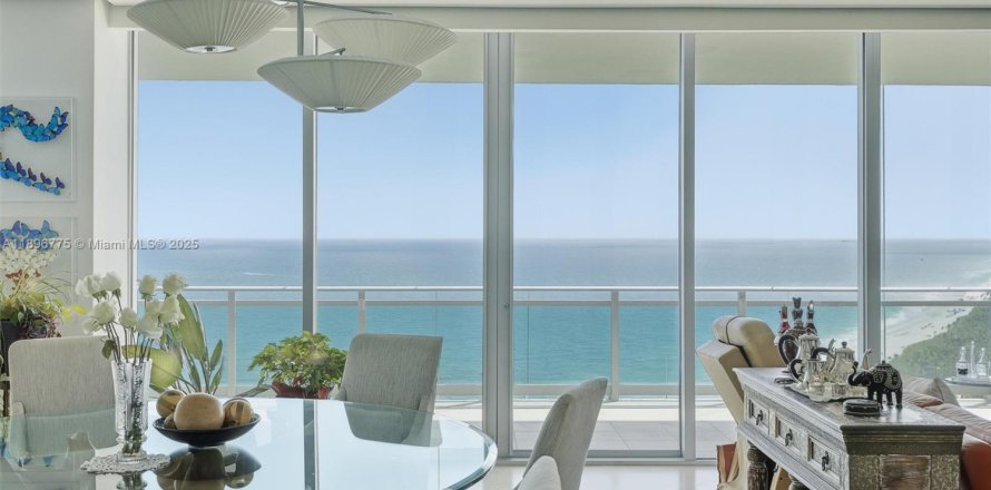 Кондоминиум с 3 спальнями в Бэл-Харбор, Флорида № 1949719