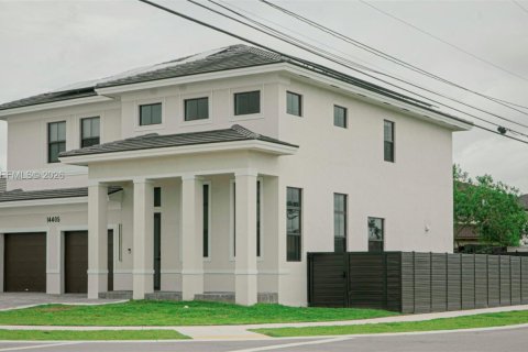 Villa ou maison à vendre à Miami, Floride: 5 chambres, 255.57 m2 № 2146499 - photo 2