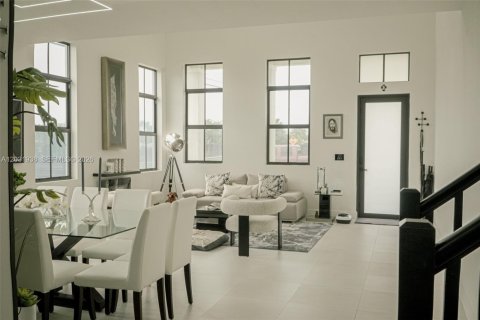 Villa ou maison à vendre à Miami, Floride: 5 chambres, 255.57 m2 № 2146499 - photo 10