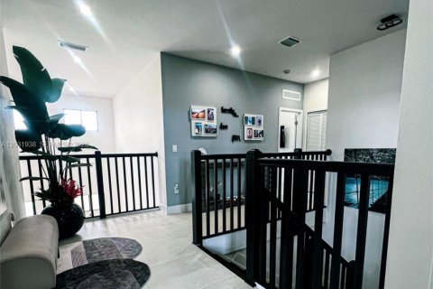 Villa ou maison à vendre à Miami, Floride: 5 chambres, 255.57 m2 № 2146499 - photo 18