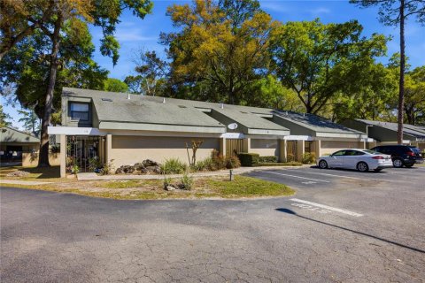 Condo in Gainesville, Florida, 2 bedrooms № 2115844 - photo 2