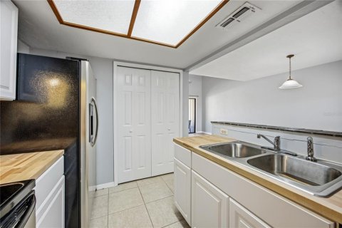 Condo in Gainesville, Florida, 2 bedrooms № 2115844 - photo 14