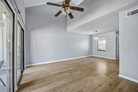 Condo in Gainesville, Florida, 2 bedrooms № 2115844 - photo 19