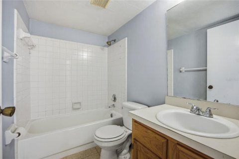 Condo in Gainesville, Florida, 2 bedrooms № 2115844 - photo 17