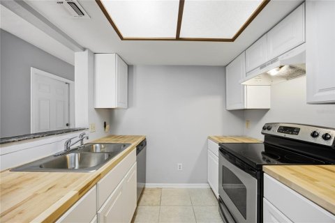 Condo in Gainesville, Florida, 2 bedrooms № 2115844 - photo 13