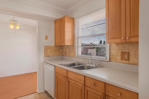 Condo in West Palm Beach, Florida, 2 bedrooms  № 2082187 - photo 4