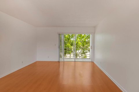 Condo in West Palm Beach, Florida, 2 bedrooms  № 2082187 - photo 8