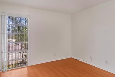 Condo in West Palm Beach, Florida, 2 bedrooms  № 2082187 - photo 13