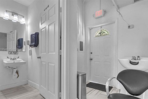 Propiedad comercial en venta en Coral Gables, Florida № 1599776 - foto 13