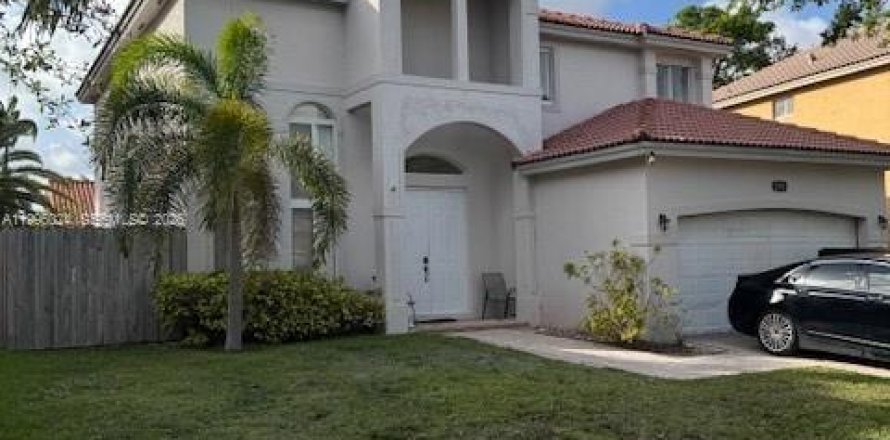 House in Homestead, Florida 4 bedrooms, 190.64 sq.m. № 2059439