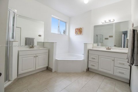 House in Homestead, Florida 4 bedrooms, 190.64 sq.m. № 2059439 - photo 25