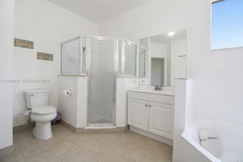 House in Homestead, Florida 4 bedrooms, 190.64 sq.m. № 2059439 - photo 26