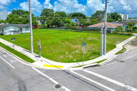 Propiedad comercial en venta en Miami, Florida № 2154142 - foto 5