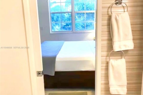 Condo in Aventura, Florida, 1 bedroom  № 2002938 - photo 16