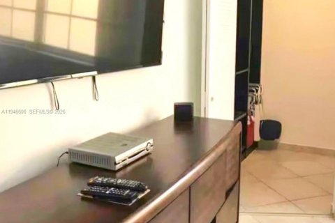 Condo in Aventura, Florida, 1 bedroom  № 2002938 - photo 12