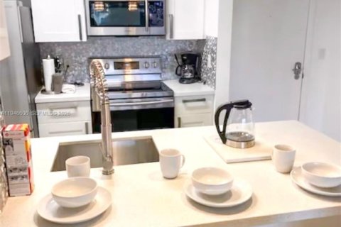Condo in Aventura, Florida, 1 bedroom  № 2002938 - photo 9