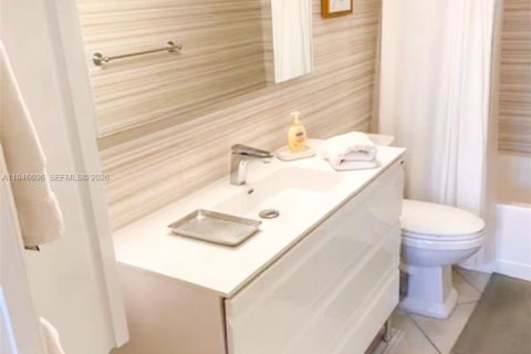 Condo in Aventura, Florida, 1 bedroom  № 2002938 - photo 15