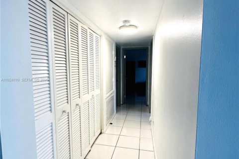 Copropriété à louer à Hollywood, Floride: 2 chambres, 128.21 m2 № 1982385 - photo 5