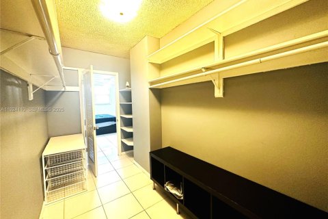 Copropriété à louer à Hollywood, Floride: 2 chambres, 128.21 m2 № 1982385 - photo 11