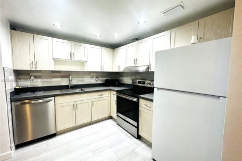 Copropriété à louer à Hollywood, Floride: 2 chambres, 128.21 m2 № 1982385 - photo 2