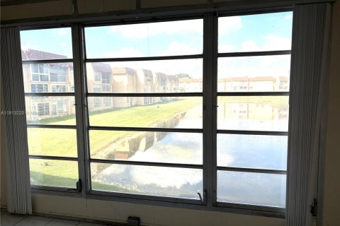 Condo in Sunrise, Florida, 2 bedrooms  № 1968789 - photo 24