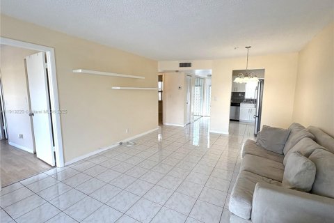 Condo in Sunrise, Florida, 2 bedrooms  № 1968789 - photo 10