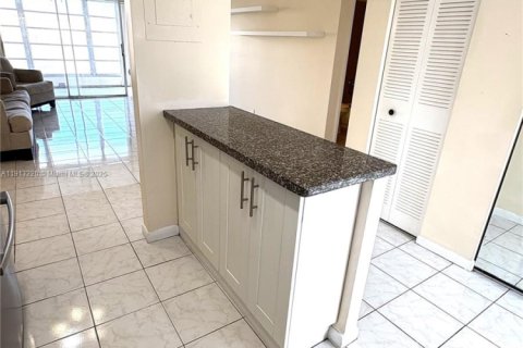 Condo in Sunrise, Florida, 2 bedrooms  № 1968789 - photo 6